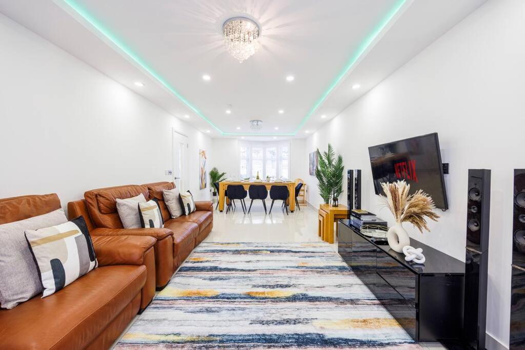 5 Bedroom Home, London, Games , Pool Table , Air Hockey Weekly & Monthly Offers With Free Parking * London