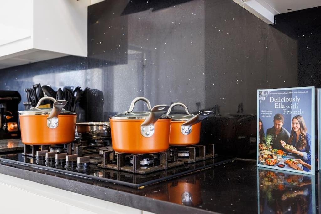 5 Bedroom Home, London, Games , Pool Table , Air Hockey Weekly & Monthly Offers With Free Parking Apartment *