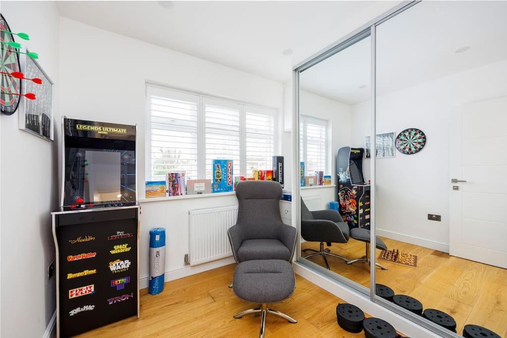 5 Bedroom Home, London, Games , Pool Table , Air Hockey Weekly & Monthly Offers With Free Parking Apartment London