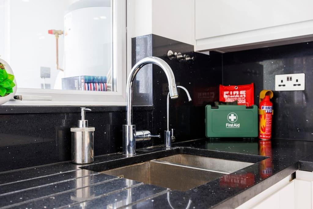 Apartment 5 Bedroom Home, London, Games , Pool Table , Air Hockey Weekly & Monthly Offers With Free Parking London