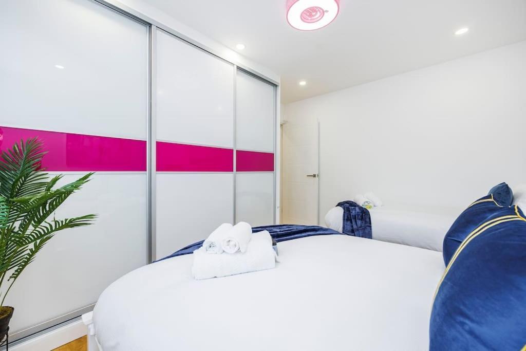 5 Bedroom Home, London, Games , Pool Table , Air Hockey Weekly & Monthly Offers With Free Parking London