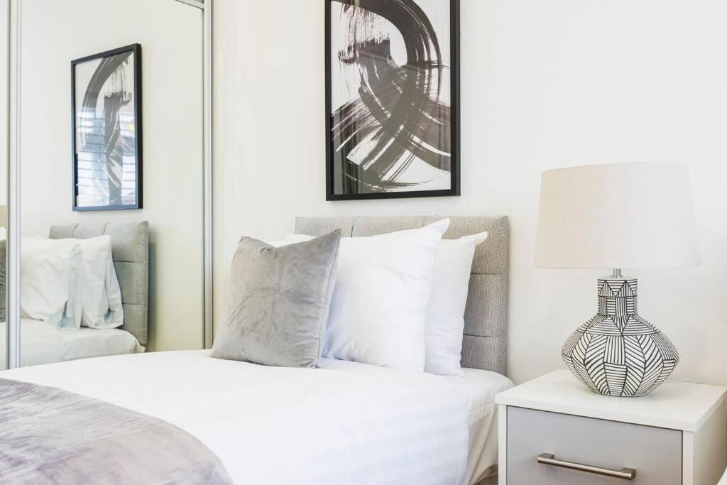 5 Bedroom Home, London, Games , Pool Table , Air Hockey Weekly & Monthly Offers With Free Parking * London