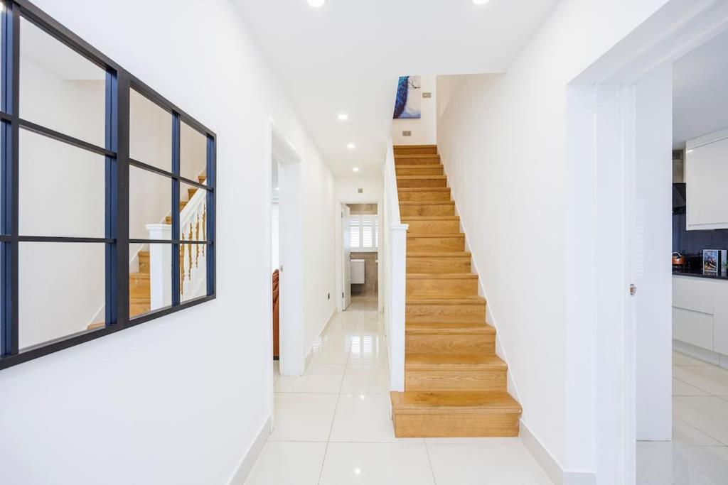 5 Bedroom Home, London, Games , Pool Table , Air Hockey Weekly & Monthly Offers With Free Parking Apartment