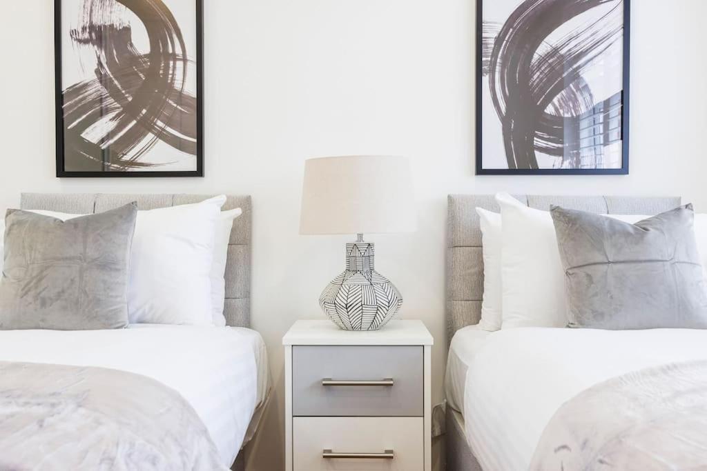 5 Bedroom Home, London, Games , Pool Table , Air Hockey Weekly & Monthly Offers With Free Parking Apartment London