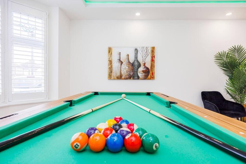 5 Bedroom Home, London, Games , Pool Table , Air Hockey Weekly & Monthly Offers With Free Parking * London