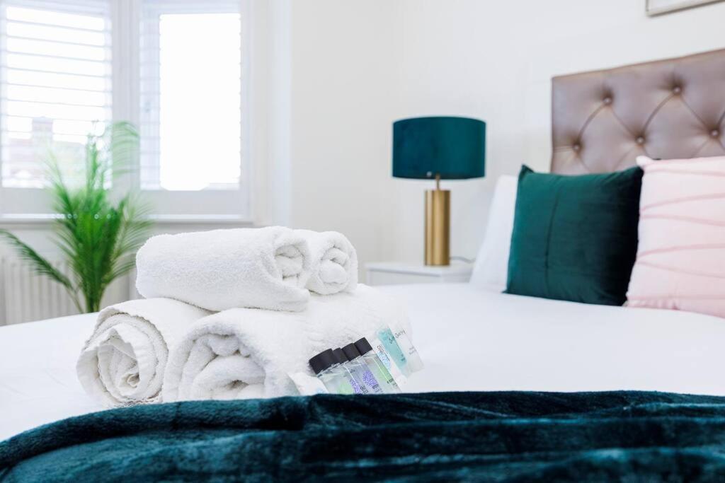 5 Bedroom Home, London, Games , Pool Table , Air Hockey Weekly & Monthly Offers With Free Parking Apartment