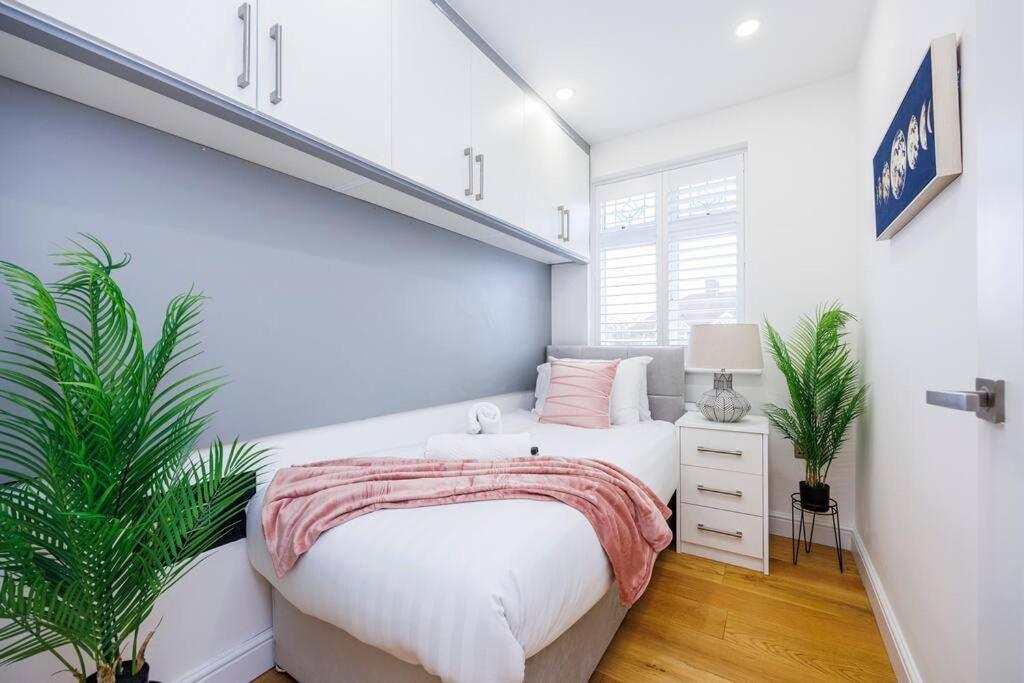 Apartment 5 Bedroom Home, London, Games , Pool Table , Air Hockey Weekly & Monthly Offers With Free Parking