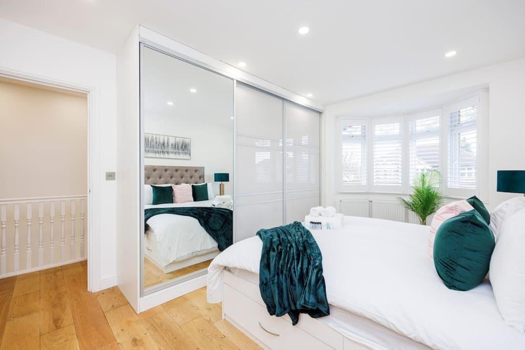 5 Bedroom Home, London, Games , Pool Table , Air Hockey Weekly & Monthly Offers With Free Parking Apartment *
