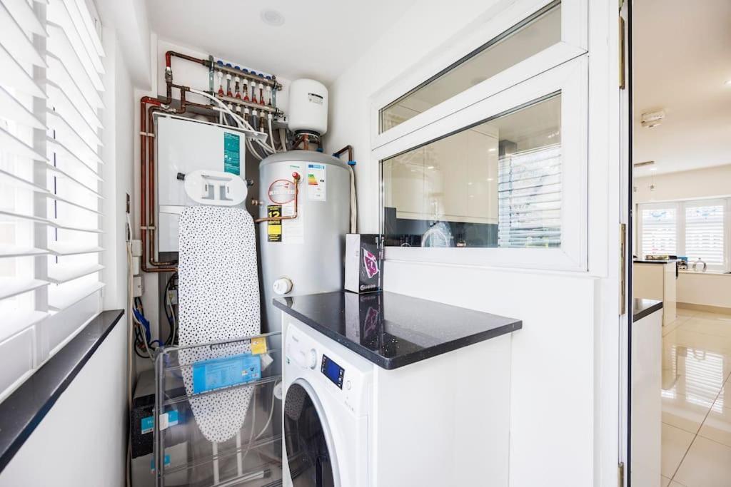 Apartment 5 Bedroom Home, London, Games , Pool Table , Air Hockey Weekly & Monthly Offers With Free Parking