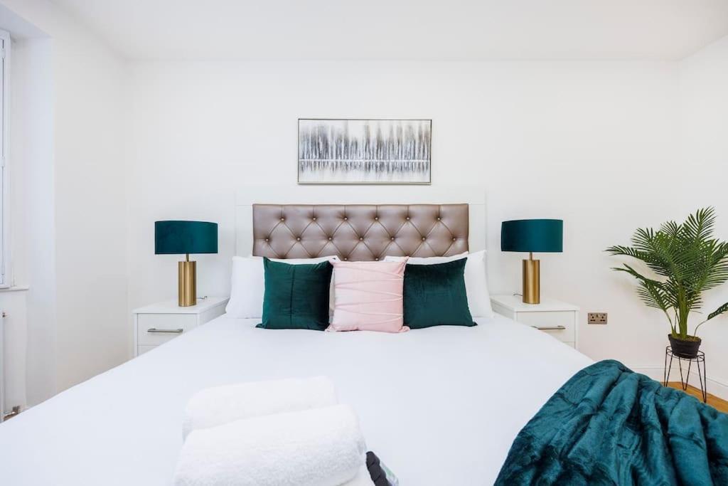 5 Bedroom Home, London, Games , Pool Table , Air Hockey Weekly & Monthly Offers With Free Parking Apartment *