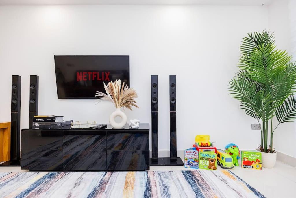 Apartment 5 Bedroom Home, London, Games , Pool Table , Air Hockey Weekly & Monthly Offers With Free Parking *