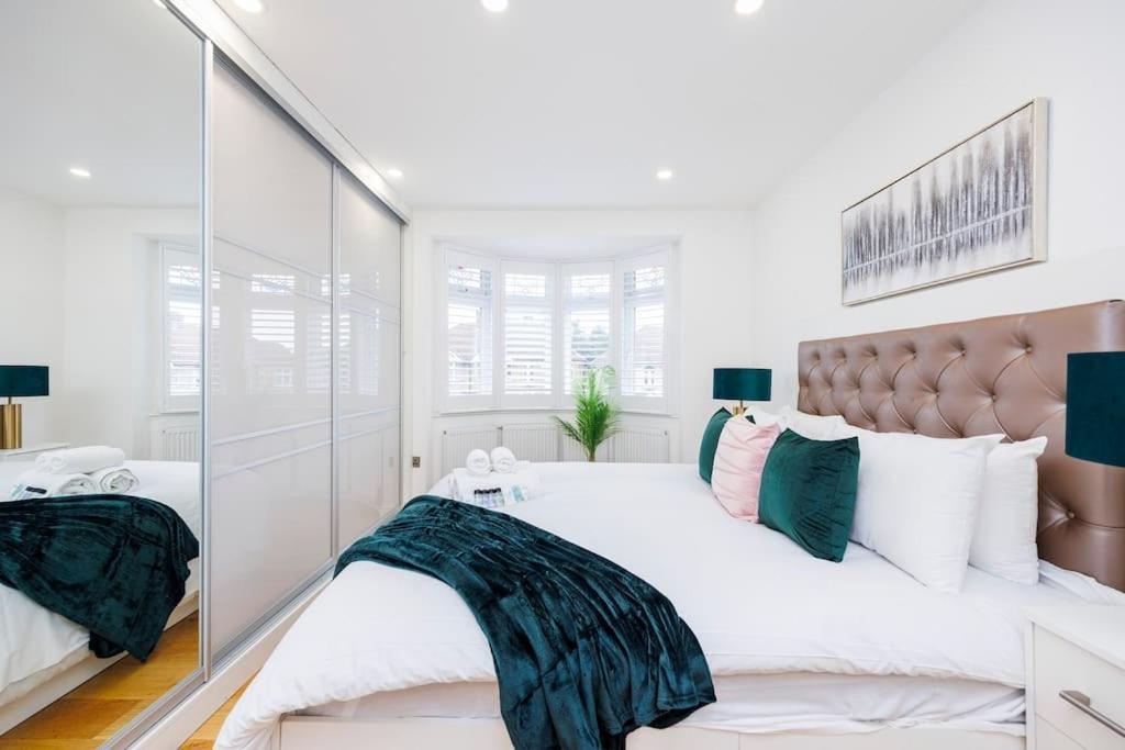5 Bedroom Home, London, Games , Pool Table , Air Hockey Weekly & Monthly Offers With Free Parking Apartment London