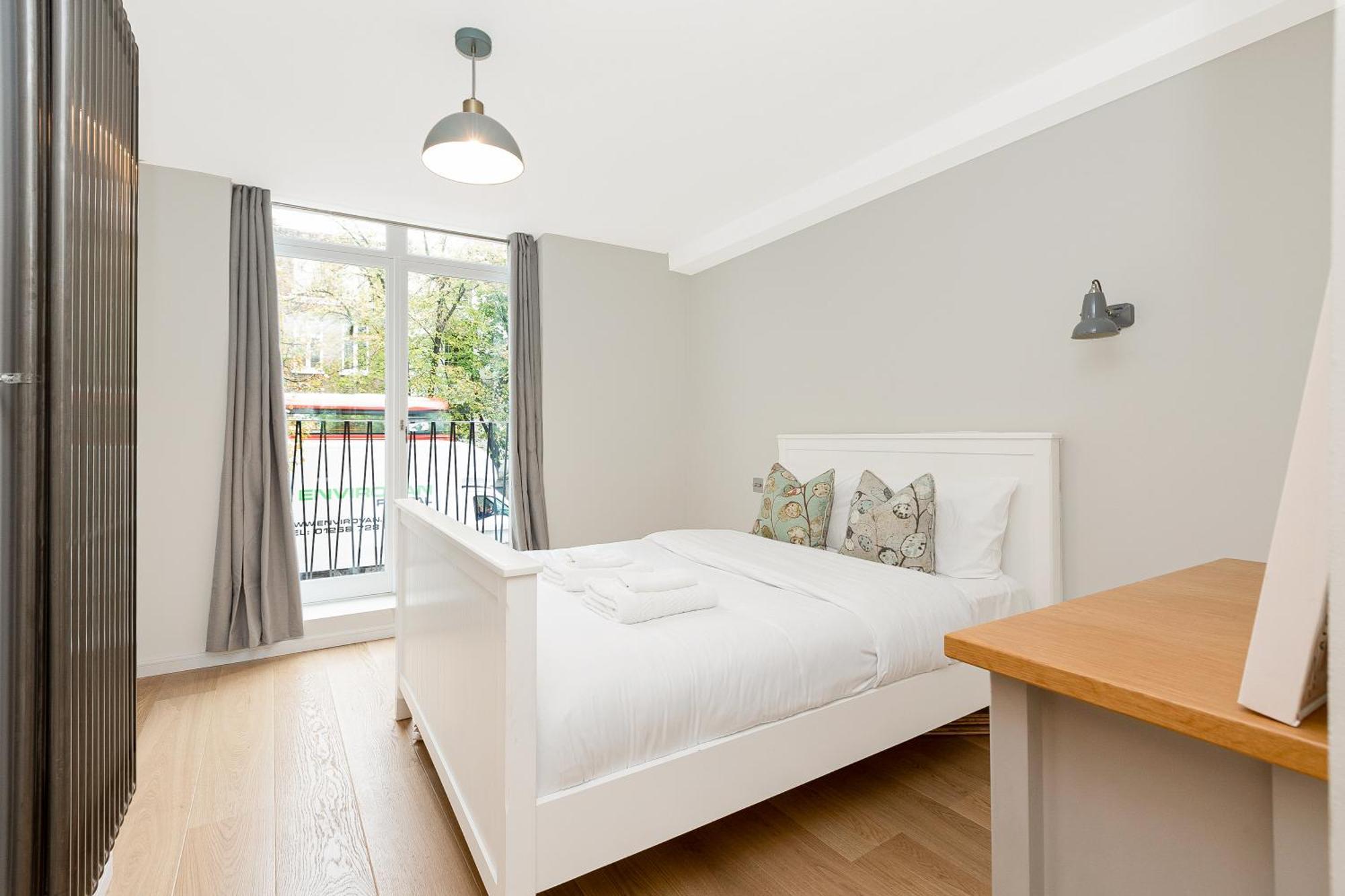 Contemporary 2br Duplex With A Patio In Chelsea Apartment