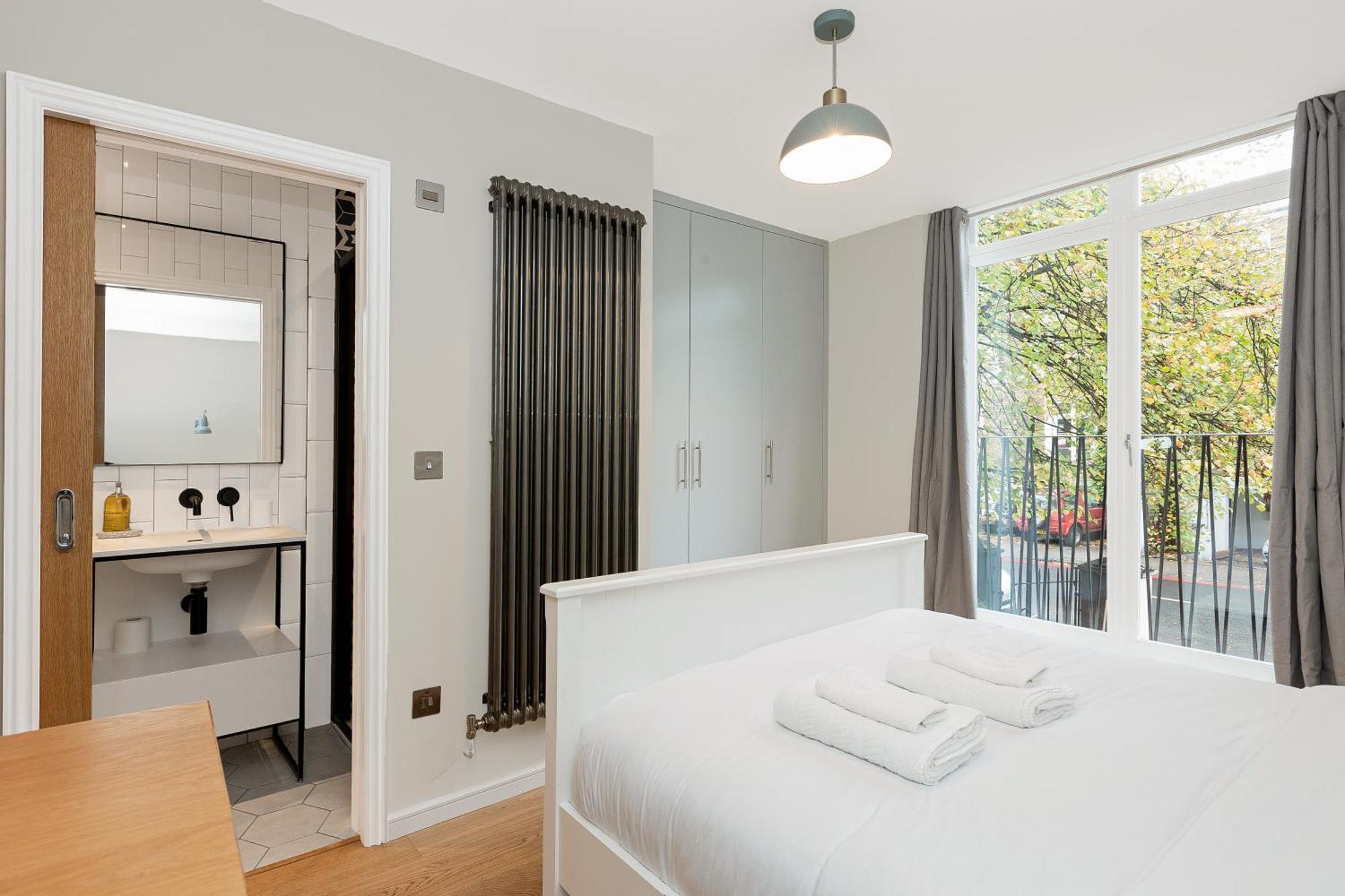 Contemporary 2br Duplex With A Patio In Chelsea London