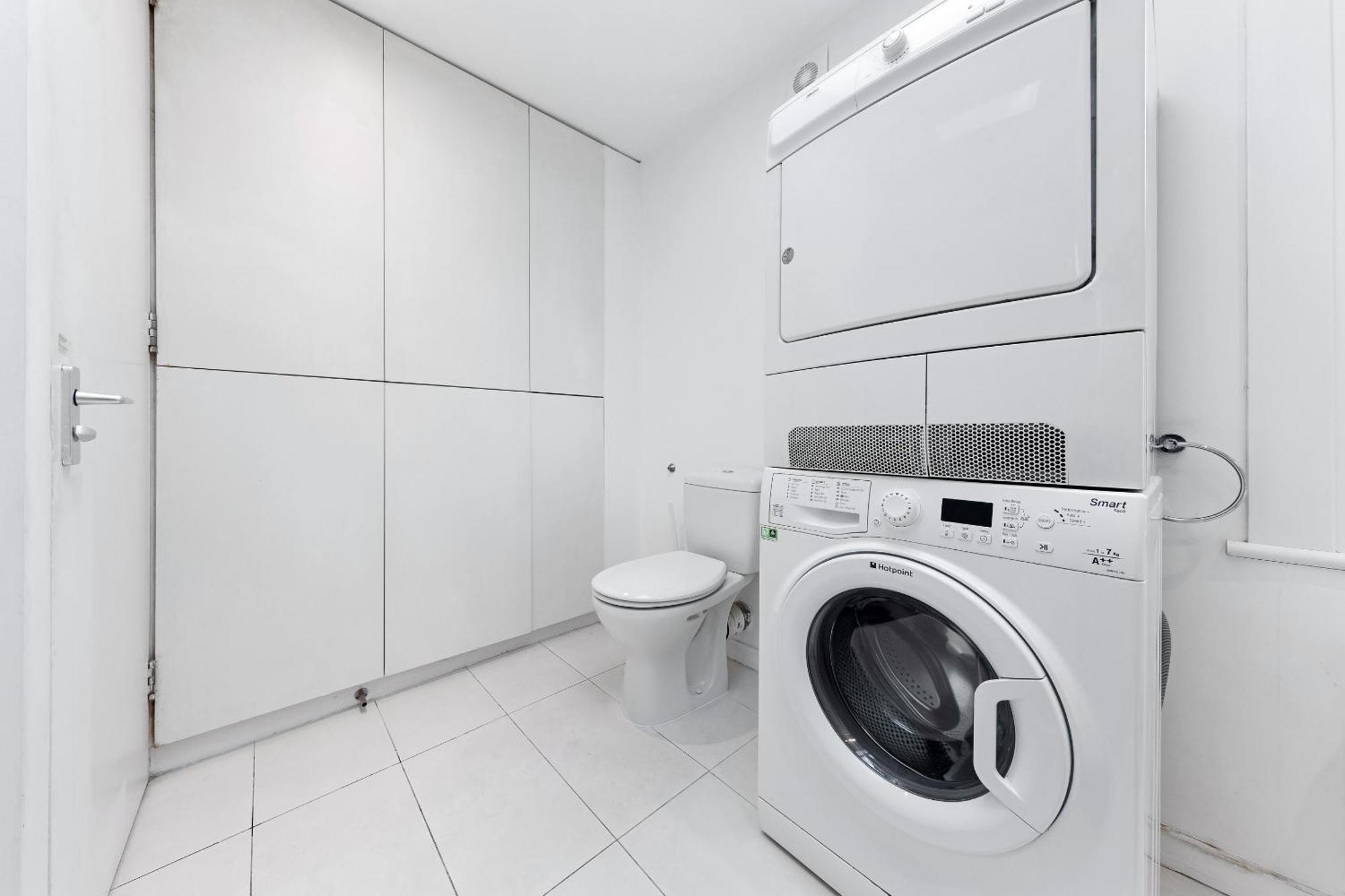 Luxury 4-bedroom Modern Flat In Steps From Station, Sleeps 9 In Style! Apartment