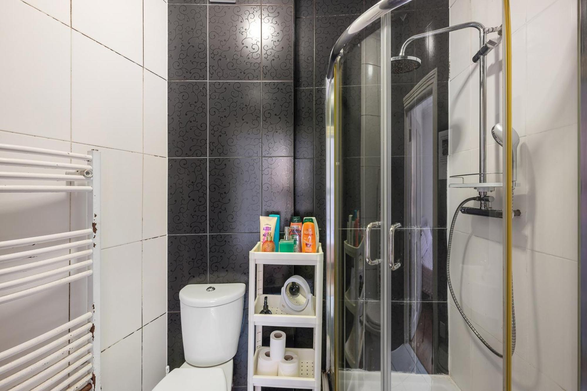 20 Min From Centre 2 Bedrooms W Ensuite *