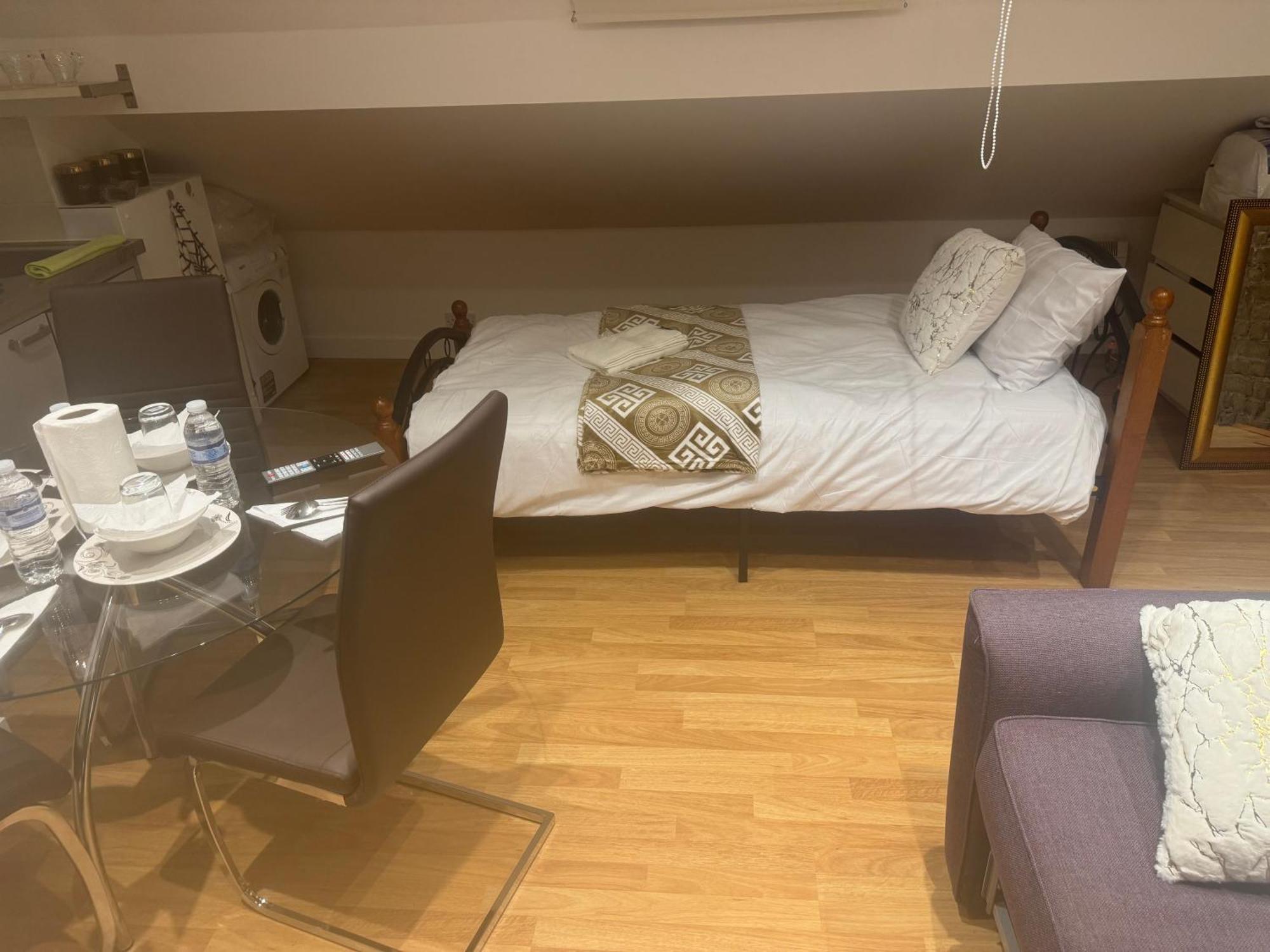 Flat Close To Apartment