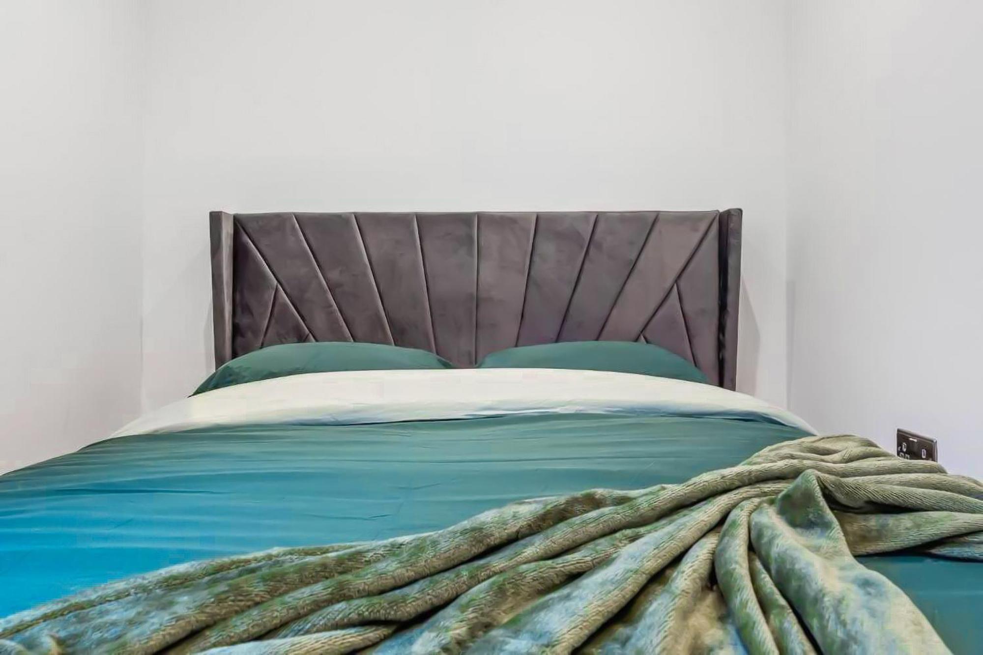 Brand New Near Bridge Lr1 Apartment