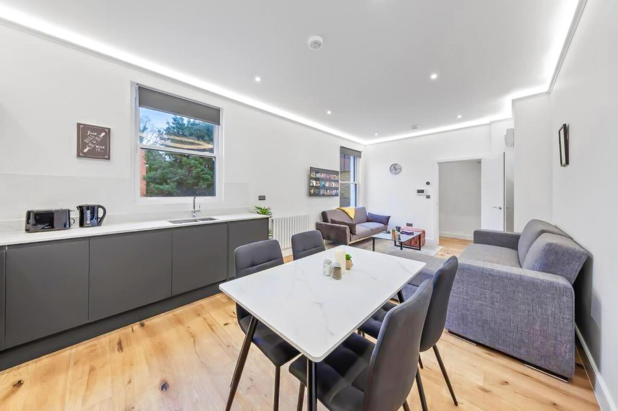 Brand New Near Bridge Lr1 Apartment *