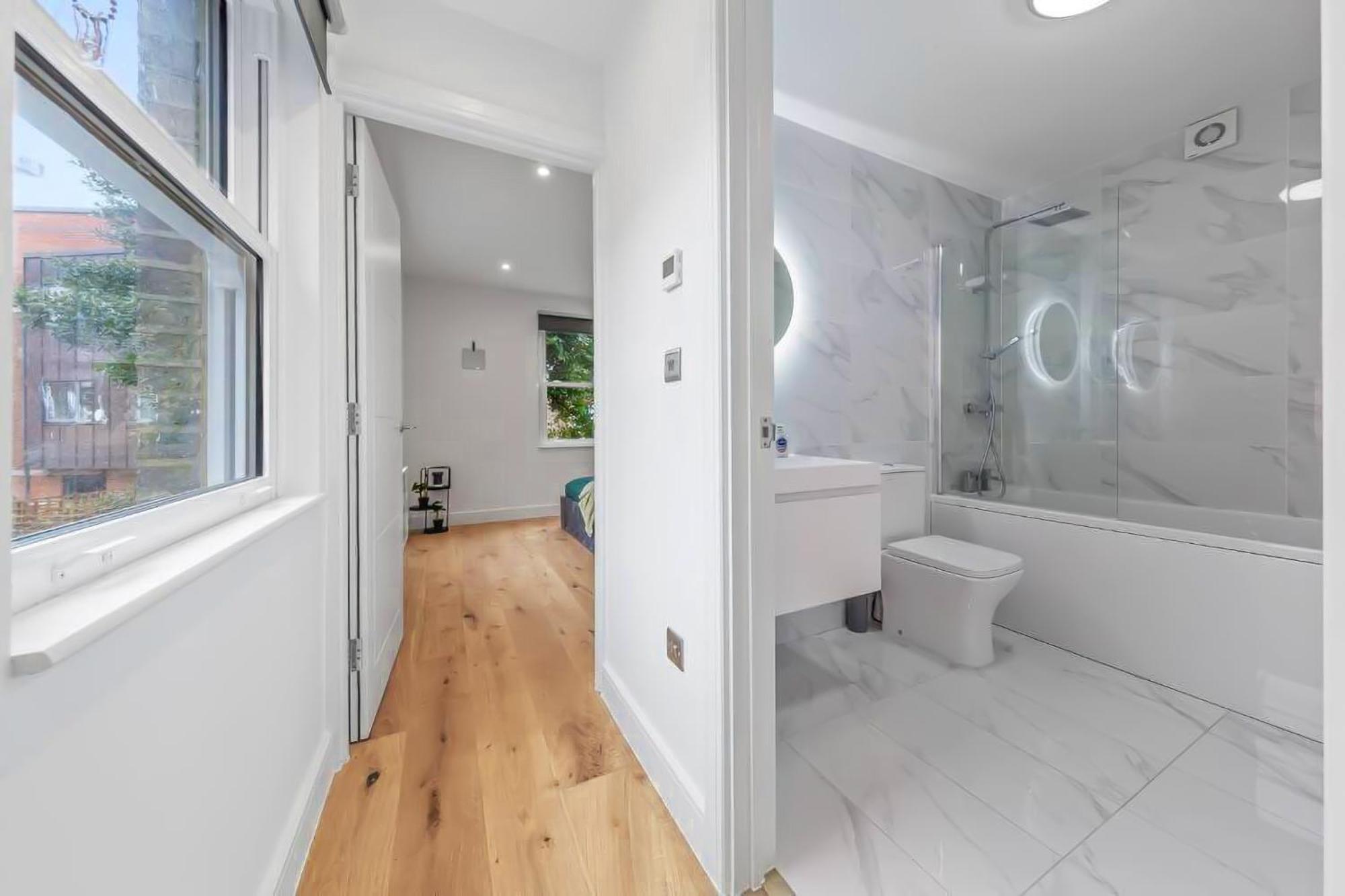 Brand New Near Bridge Lr1 * London