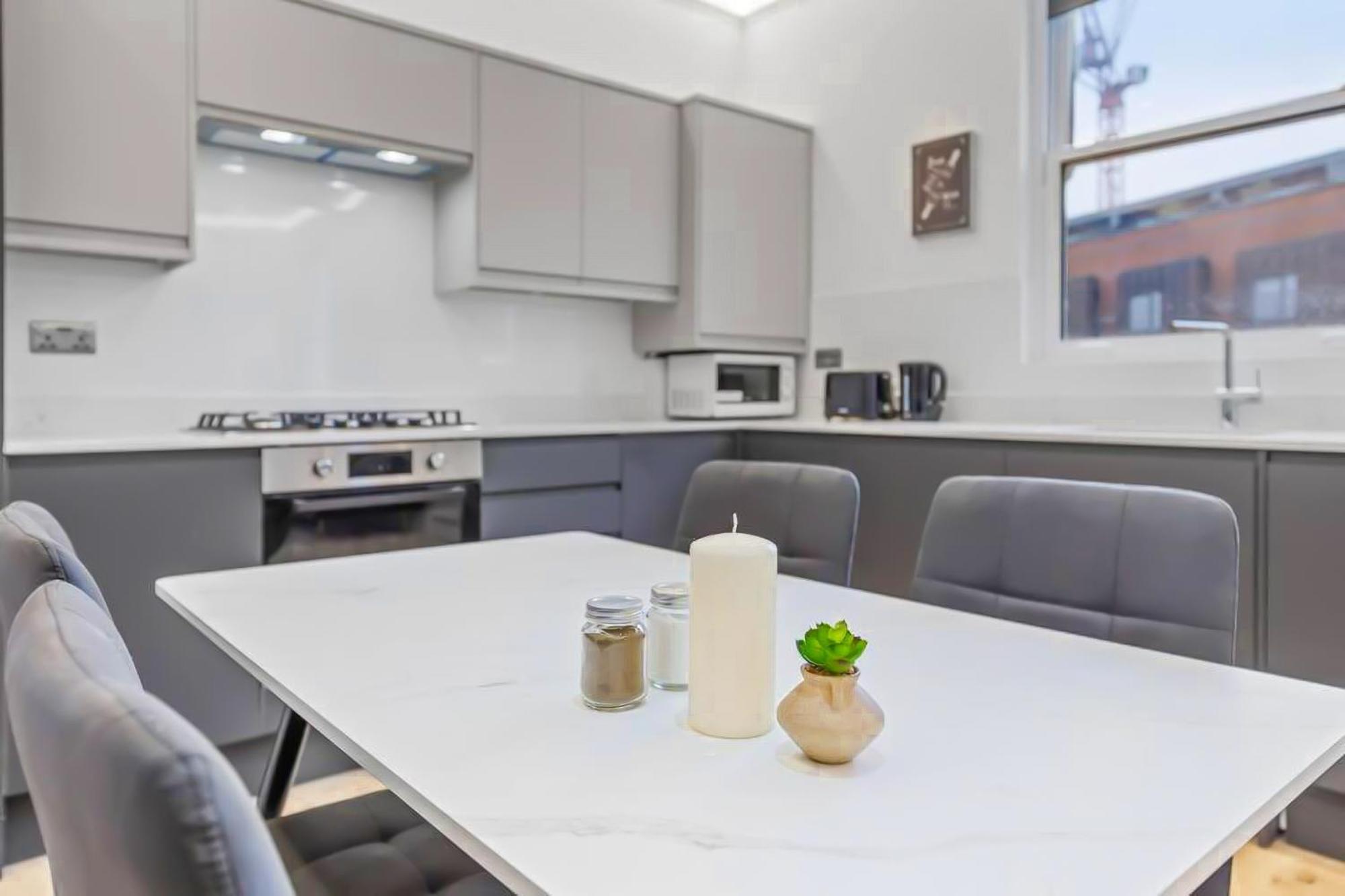 Brand New Near Bridge Lr1 * London