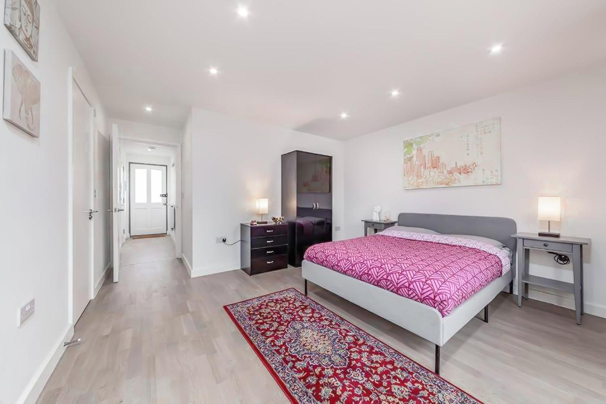 Amazing 2 Bed Bath Flat With Eye View Lm7 * London