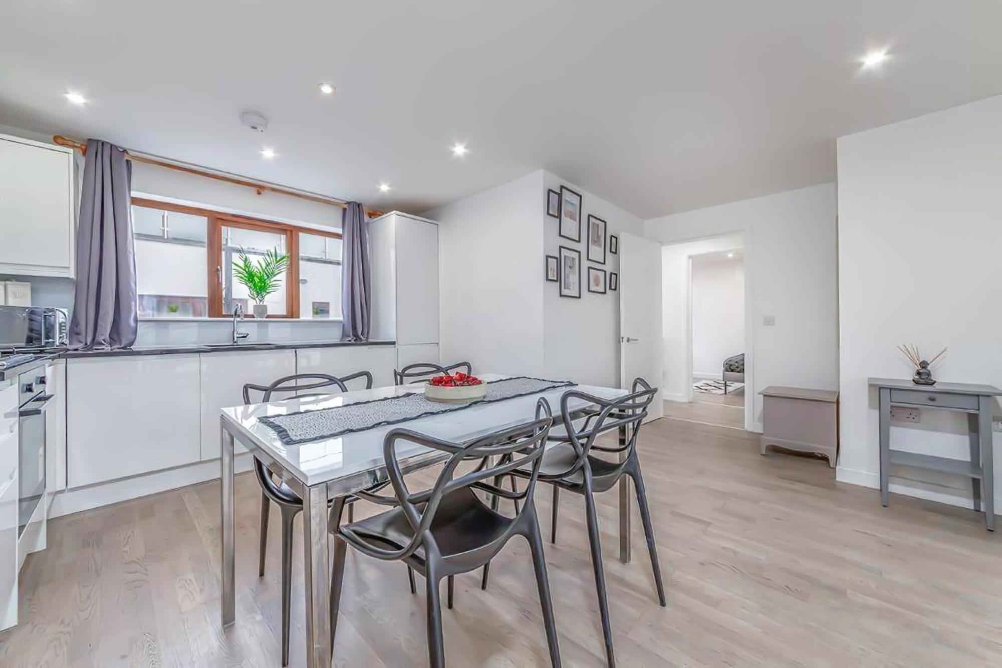 Amazing 2 Bed Bath Flat With Eye View Lm7 London
