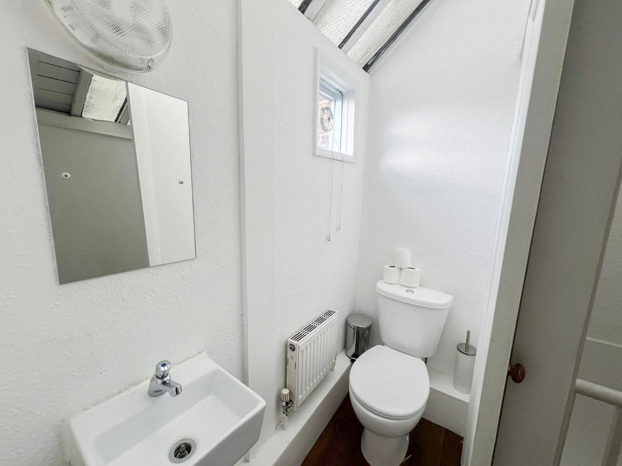 2 Bedroom Flat A Short Walk Away To Barbican Centre Near Farringdon, Old St Apartment