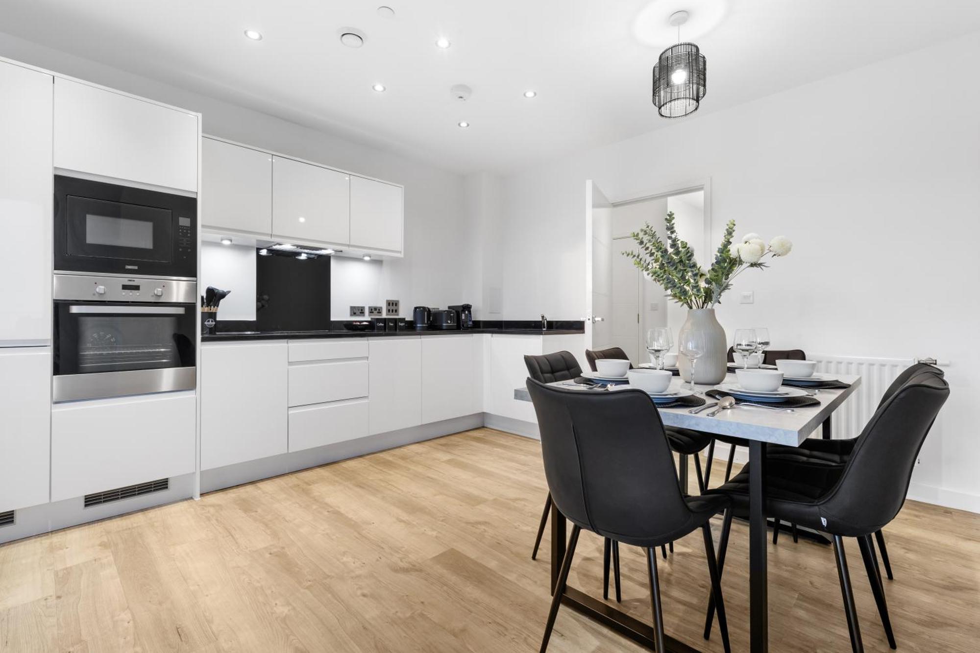 Luxury 3 Bed With Balcony *