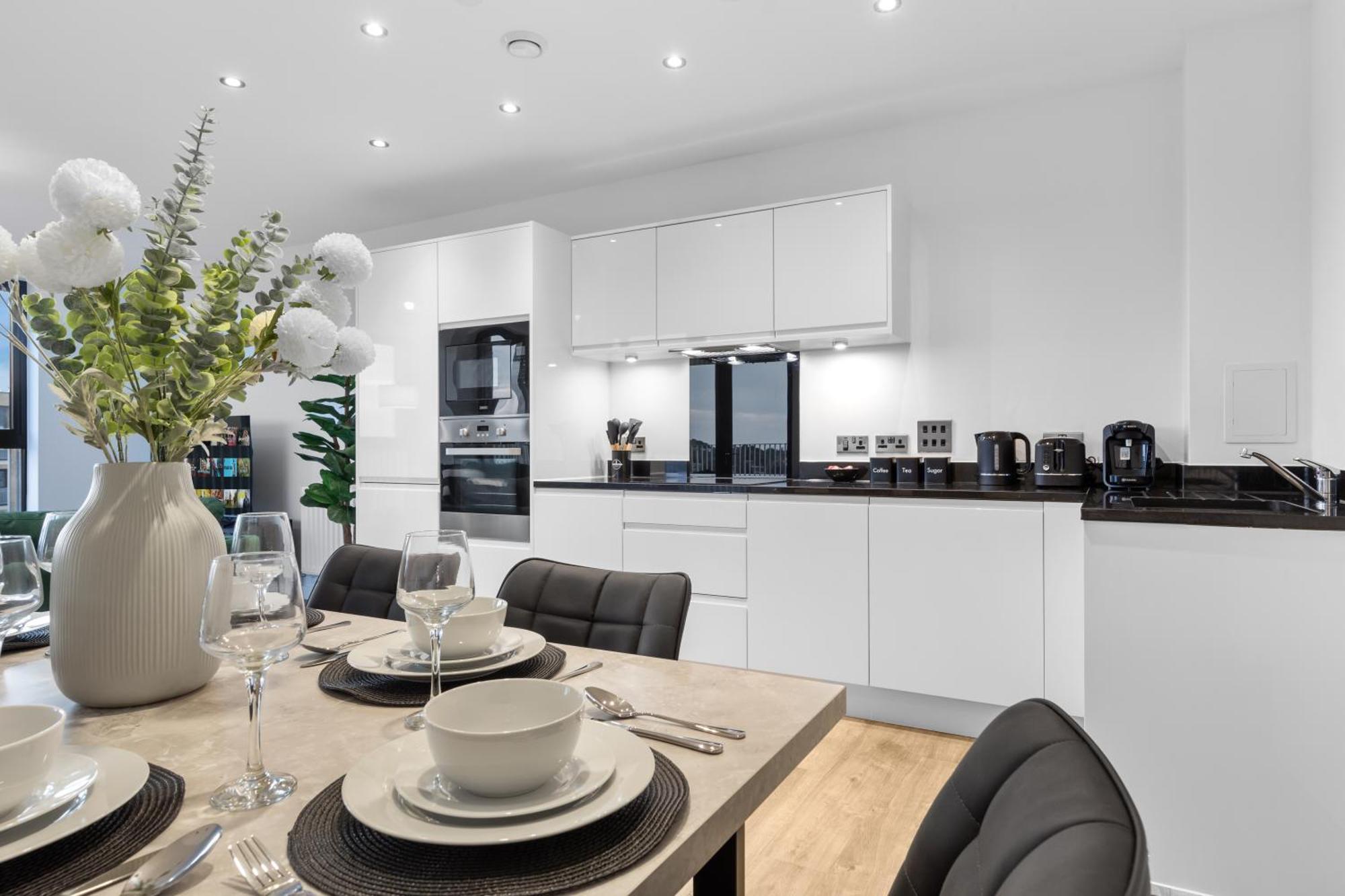 Luxury 3 Bed With Balcony * London