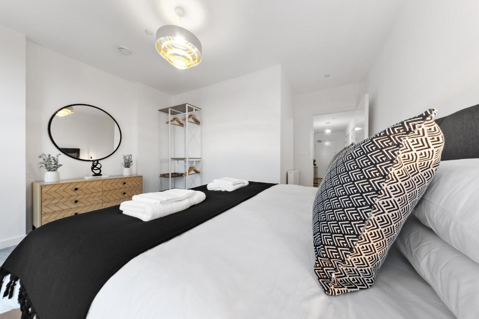 Apartment Luxury 3 Bed With Balcony London