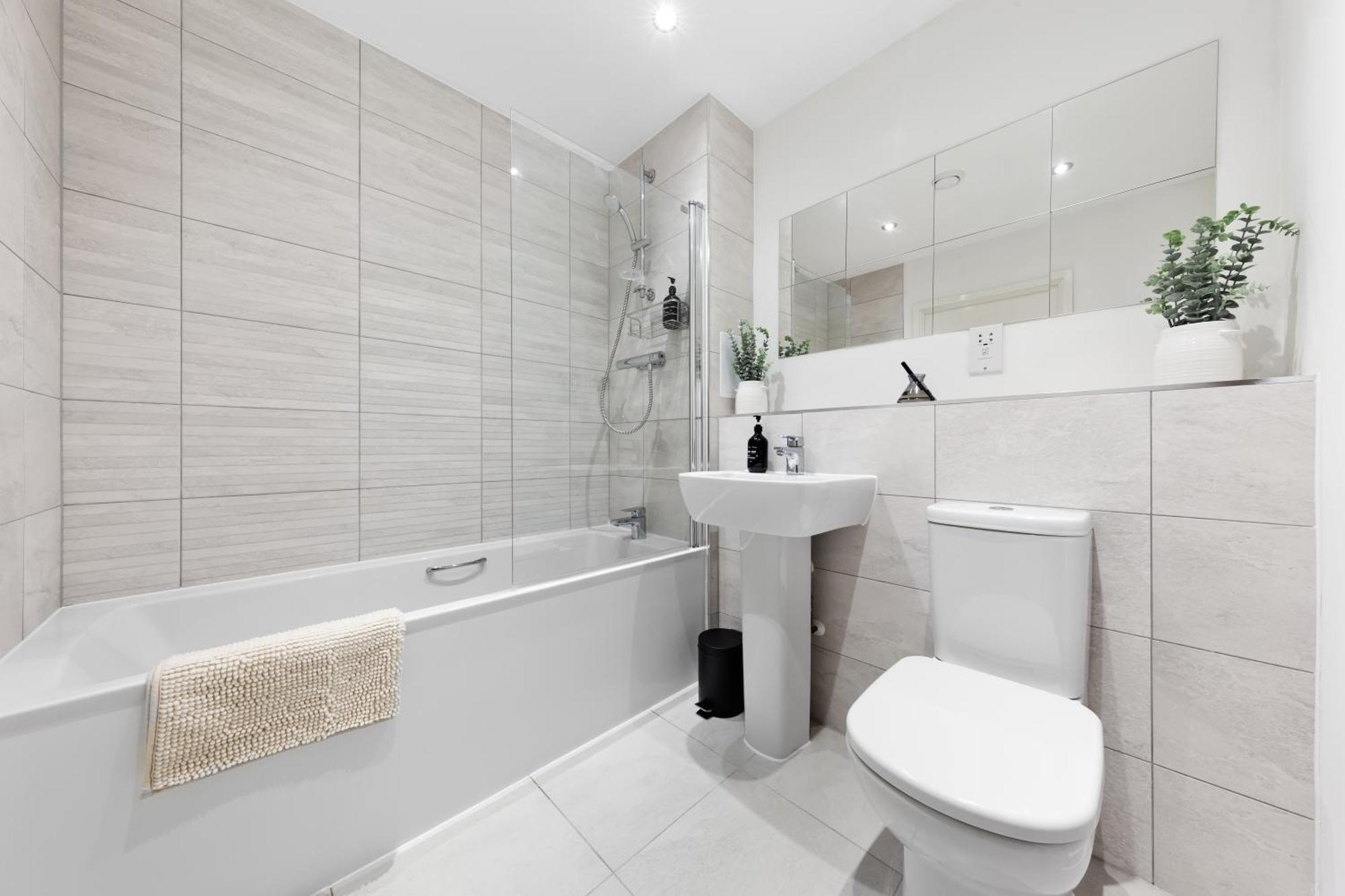 Luxury 3 Bed With Balcony *
