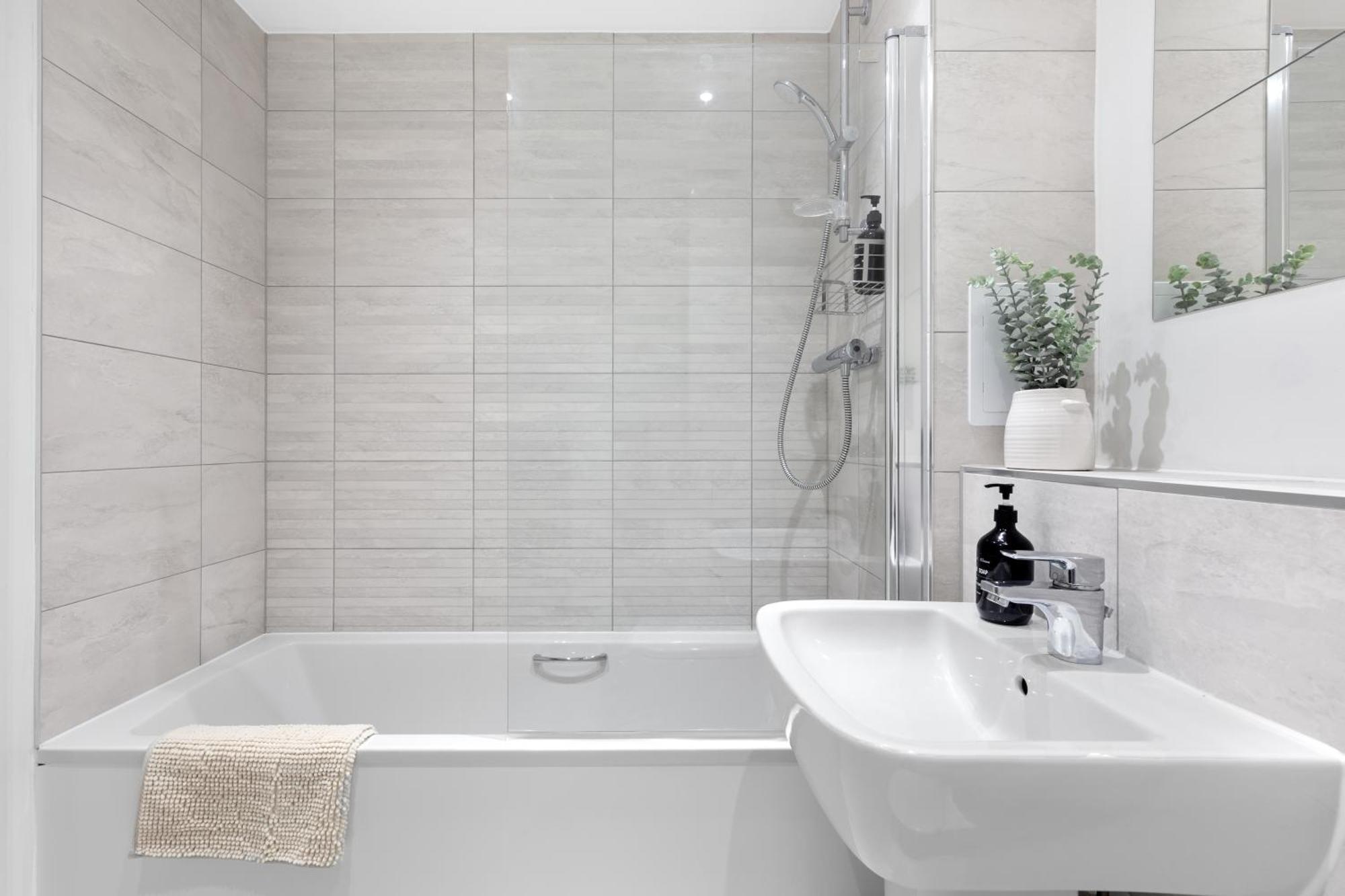 Luxury 3 Bed With Balcony Apartment *