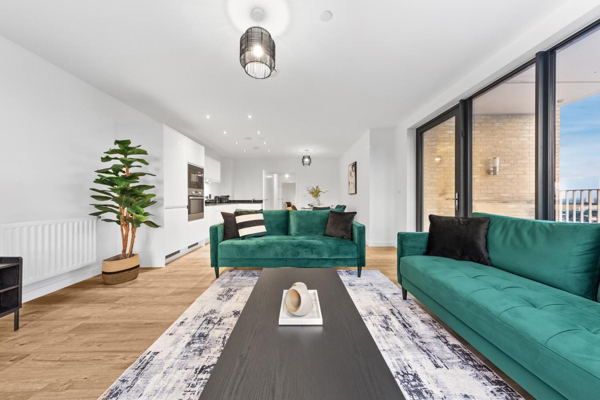 Luxury 3 Bed With Balcony London
