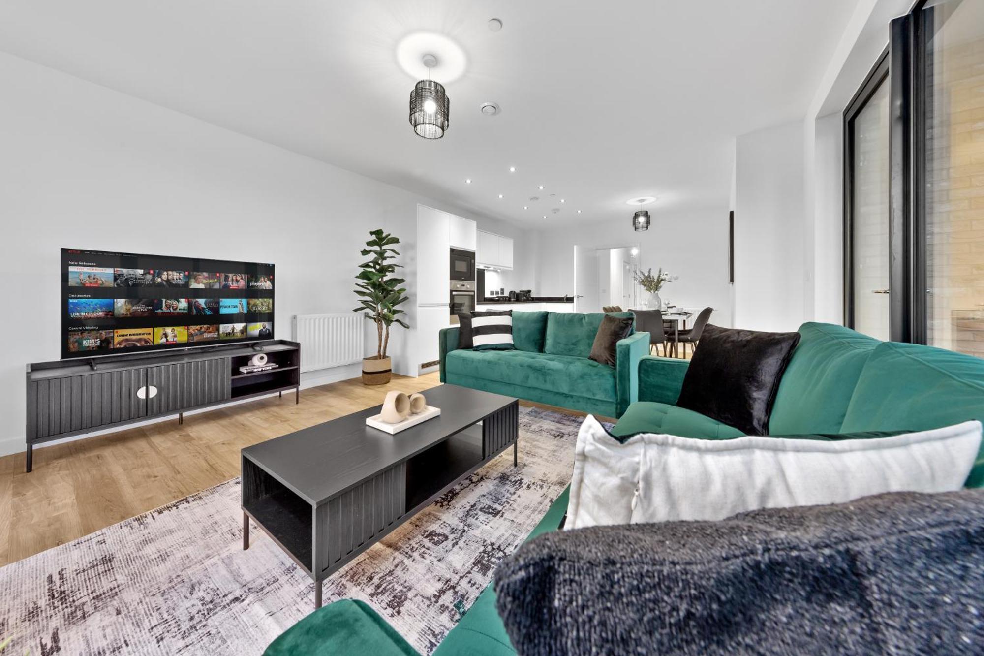 Luxury 3 Bed With Balcony Apartment London