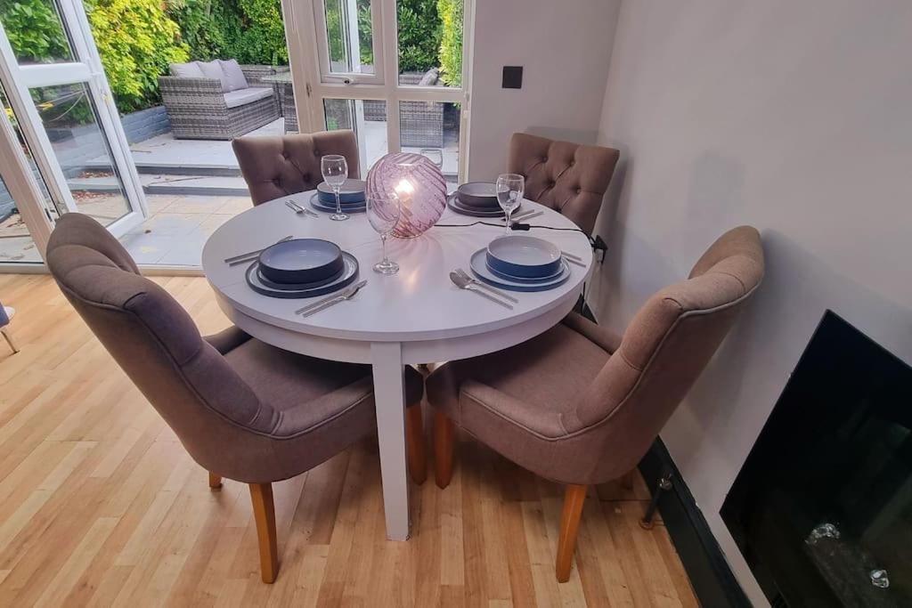 Apartment 3 Bed With Cinema, F1 Racing Sim, 1 Gb Internet, Bbq, Garden, 20 Mins London, Parking, Ev Port, Metro 5 Mins Walk *