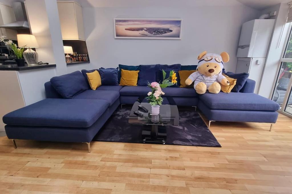 3 Bed With Cinema, F1 Racing Sim, 1 Gb Internet, Bbq, Garden, 20 Mins London, Parking, Ev Port, Metro 5 Mins Walk *