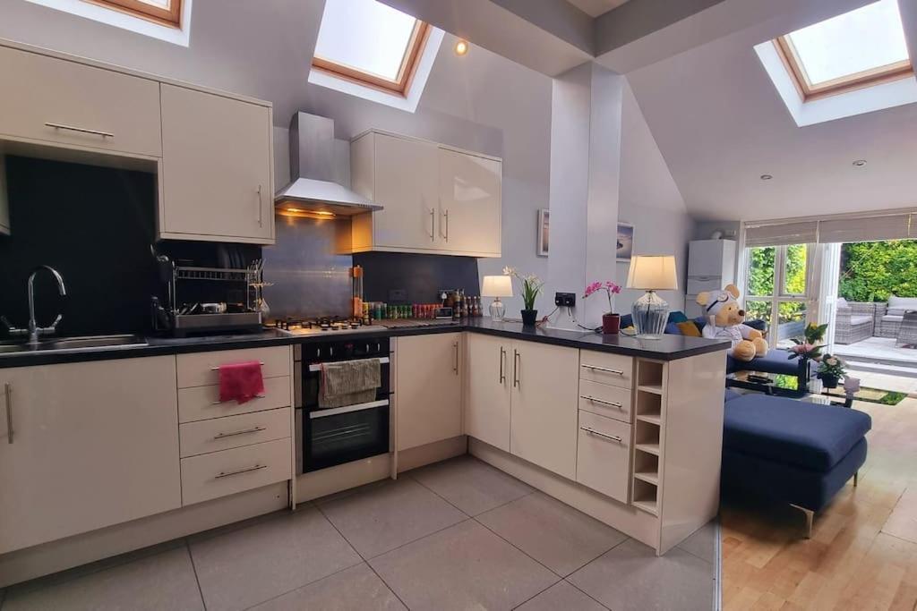 3 Bed With Cinema, F1 Racing Sim, 1 Gb Internet, Bbq, Garden, 20 Mins London, Parking, Ev Port, Metro 5 Mins Walk Apartment