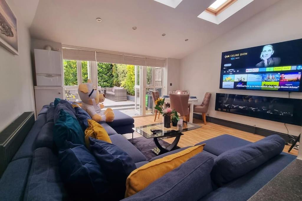 3 Bed With Cinema, F1 Racing Sim, 1 Gb Internet, Bbq, Garden, 20 Mins London, Parking, Ev Port, Metro 5 Mins Walk London