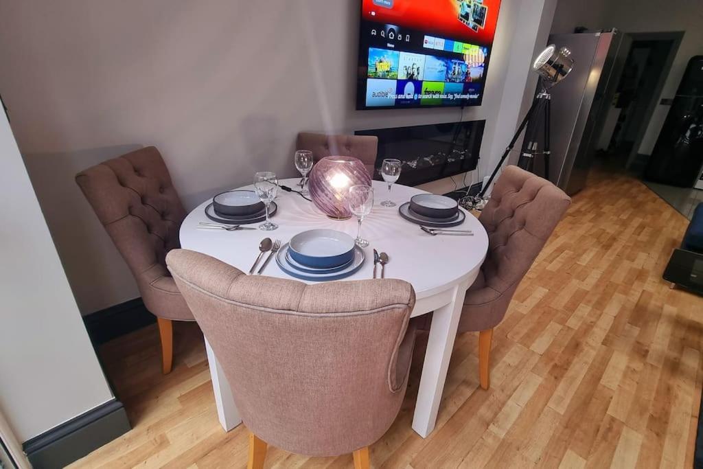3 Bed With Cinema, F1 Racing Sim, 1 Gb Internet, Bbq, Garden, 20 Mins London, Parking, Ev Port, Metro 5 Mins Walk Apartment