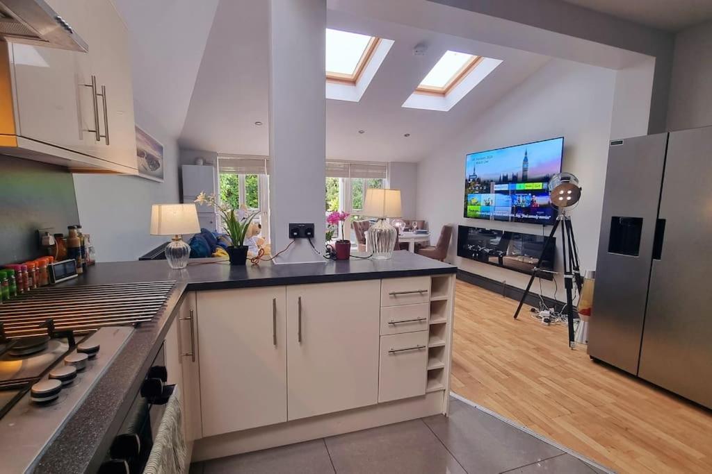 3 Bed With Cinema, F1 Racing Sim, 1 Gb Internet, Bbq, Garden, 20 Mins London, Parking, Ev Port, Metro 5 Mins Walk