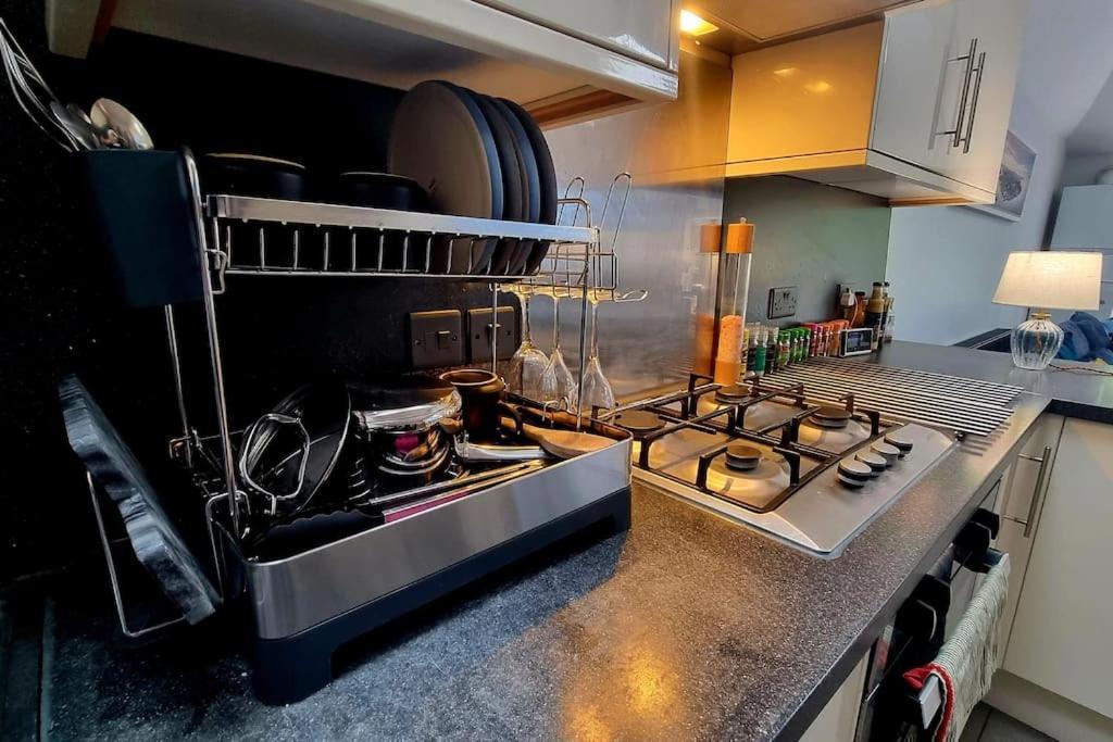 Apartment 3 Bed With Cinema, F1 Racing Sim, 1 Gb Internet, Bbq, Garden, 20 Mins London, Parking, Ev Port, Metro 5 Mins Walk London