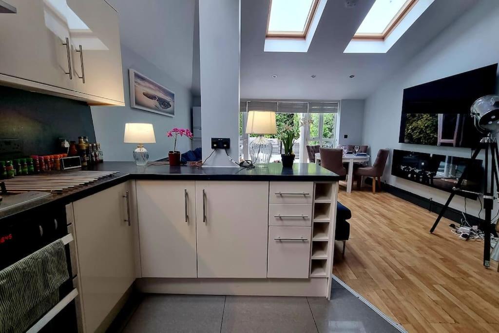 Apartment 3 Bed With Cinema, F1 Racing Sim, 1 Gb Internet, Bbq, Garden, 20 Mins London, Parking, Ev Port, Metro 5 Mins Walk
