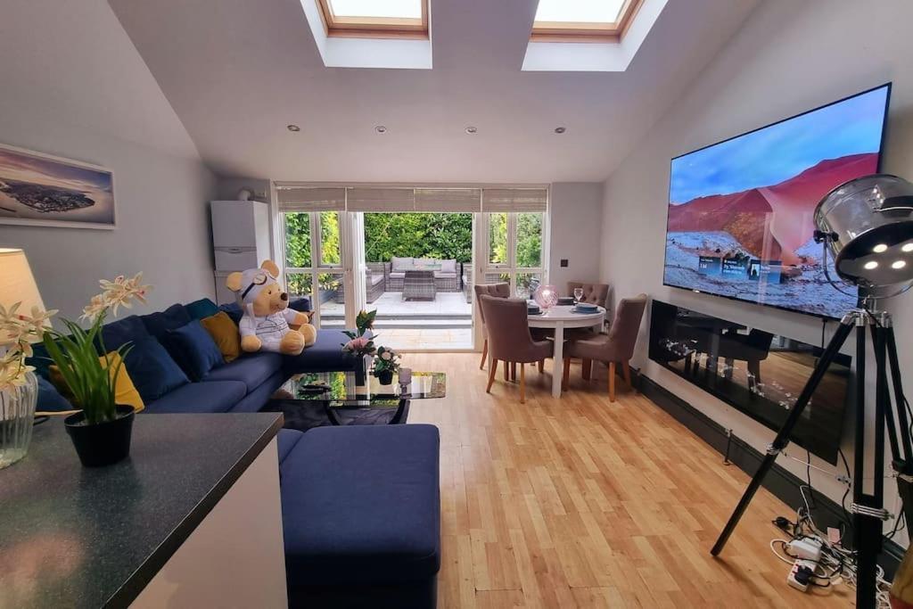 Apartment 3 Bed With Cinema, F1 Racing Sim, 1 Gb Internet, Bbq, Garden, 20 Mins London, Parking, Ev Port, Metro 5 Mins Walk London