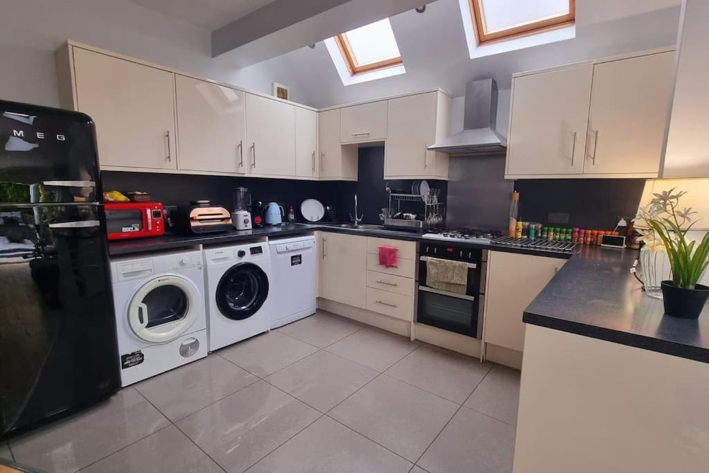 Apartment 3 Bed With Cinema, F1 Racing Sim, 1 Gb Internet, Bbq, Garden, 20 Mins London, Parking, Ev Port, Metro 5 Mins Walk