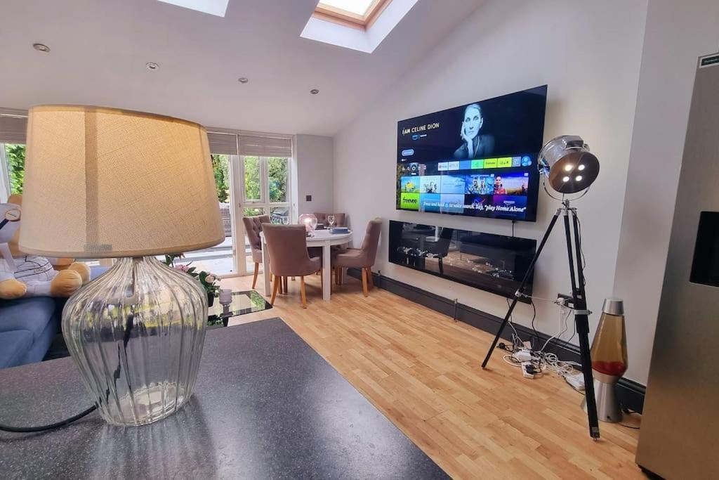 3 Bed With Cinema, F1 Racing Sim, 1 Gb Internet, Bbq, Garden, 20 Mins London, Parking, Ev Port, Metro 5 Mins Walk