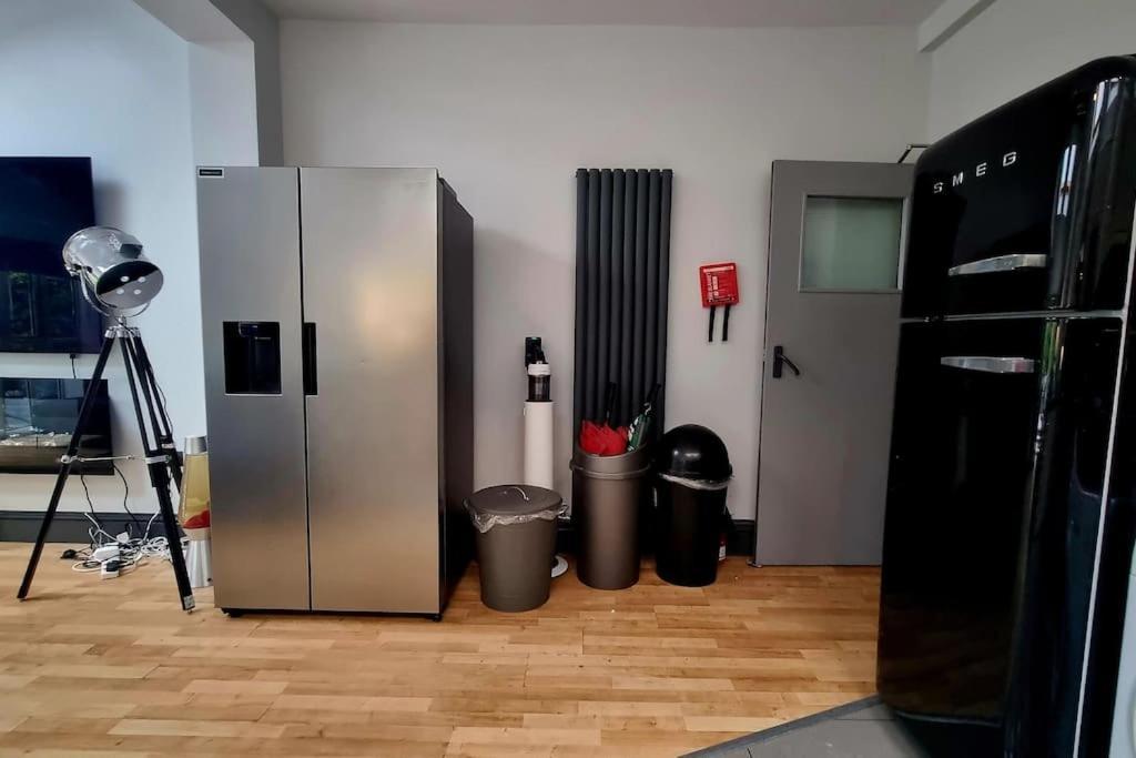 3 Bed With Cinema, F1 Racing Sim, 1 Gb Internet, Bbq, Garden, 20 Mins London, Parking, Ev Port, Metro 5 Mins Walk