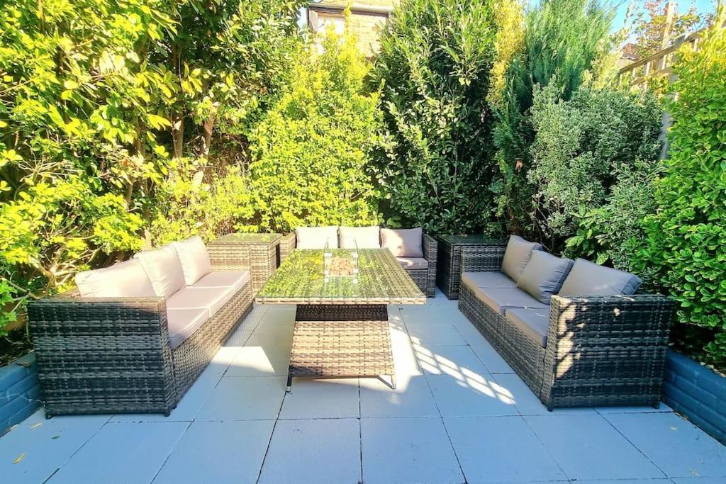 3 Bed With Cinema, F1 Racing Sim, 1 Gb Internet, Bbq, Garden, 20 Mins London, Parking, Ev Port, Metro 5 Mins Walk Apartment London