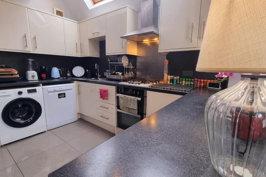 Apartment 3 Bed With Cinema, F1 Racing Sim, 1 Gb Internet, Bbq, Garden, 20 Mins London, Parking, Ev Port, Metro 5 Mins Walk