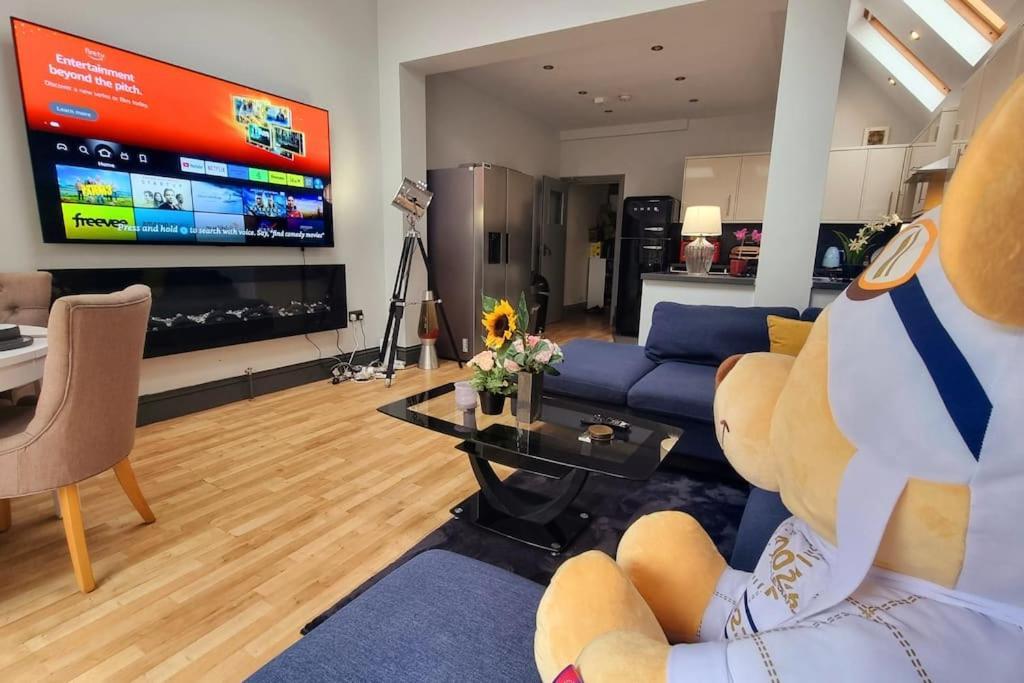Apartment 3 Bed With Cinema, F1 Racing Sim, 1 Gb Internet, Bbq, Garden, 20 Mins London, Parking, Ev Port, Metro 5 Mins Walk